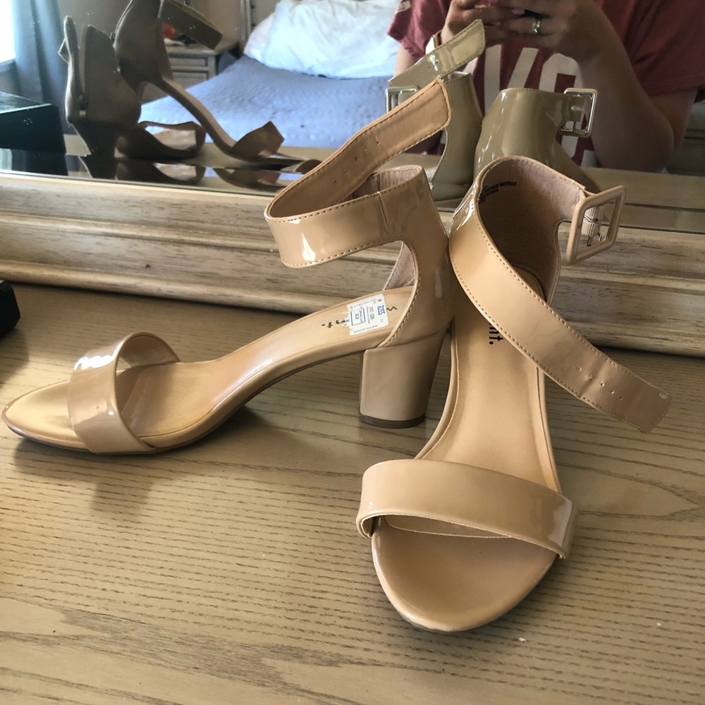 Only tried on NEVER WORN Size 9.5 short heels